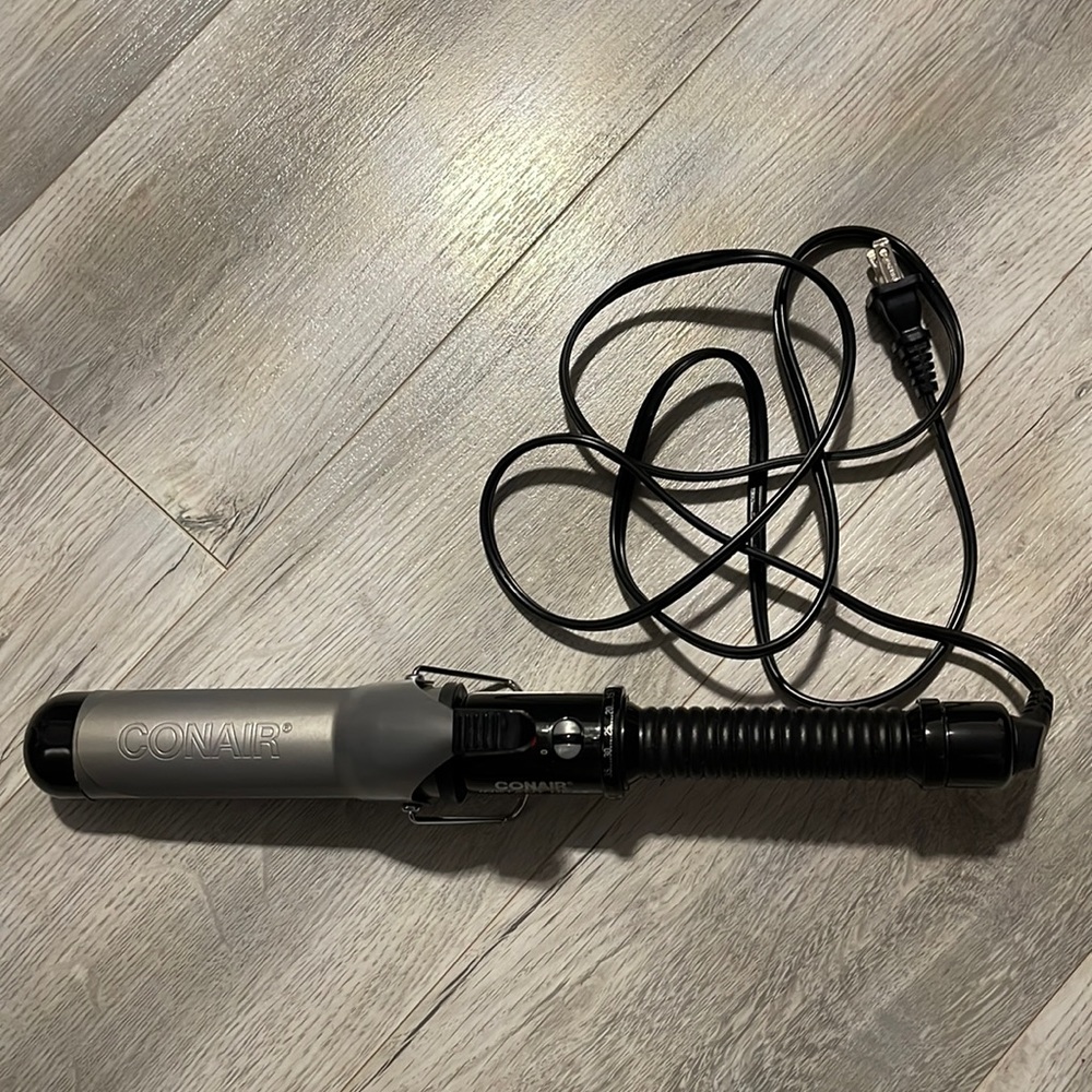 Conair instant heat large barrel curling iron.